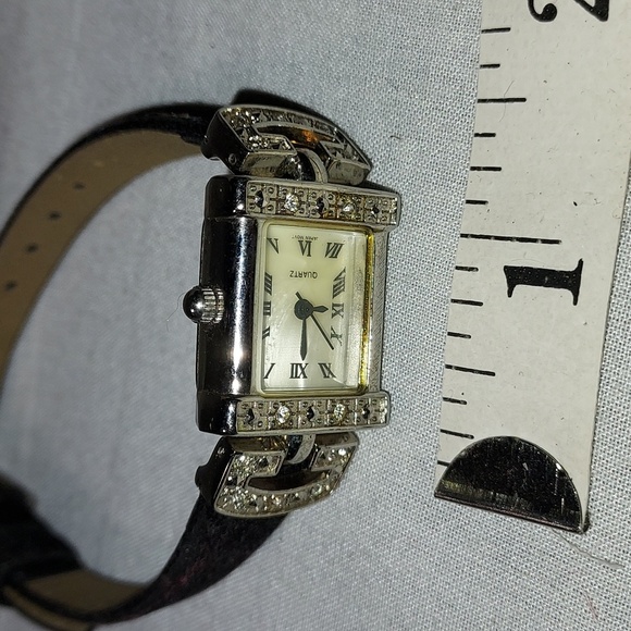 Vintage Avon Marcasite Style Women's Quartz Watch Silver Tone - Picture 2 of 7